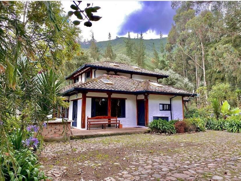 Hacienda San Juan De La Vega Bed & Breakfast Отавало Екстериор снимка