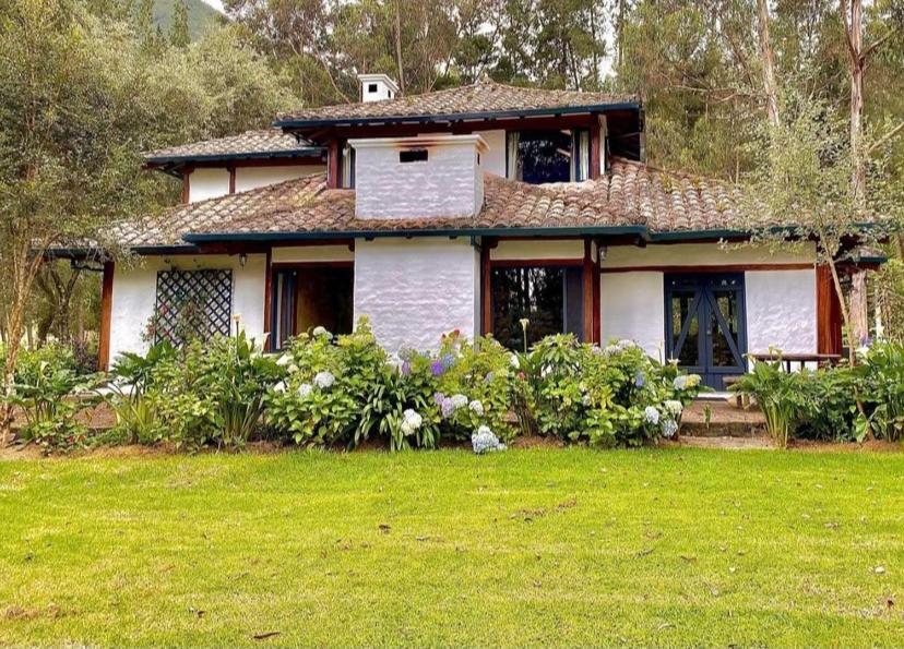 Hacienda San Juan De La Vega Bed & Breakfast Отавало Екстериор снимка